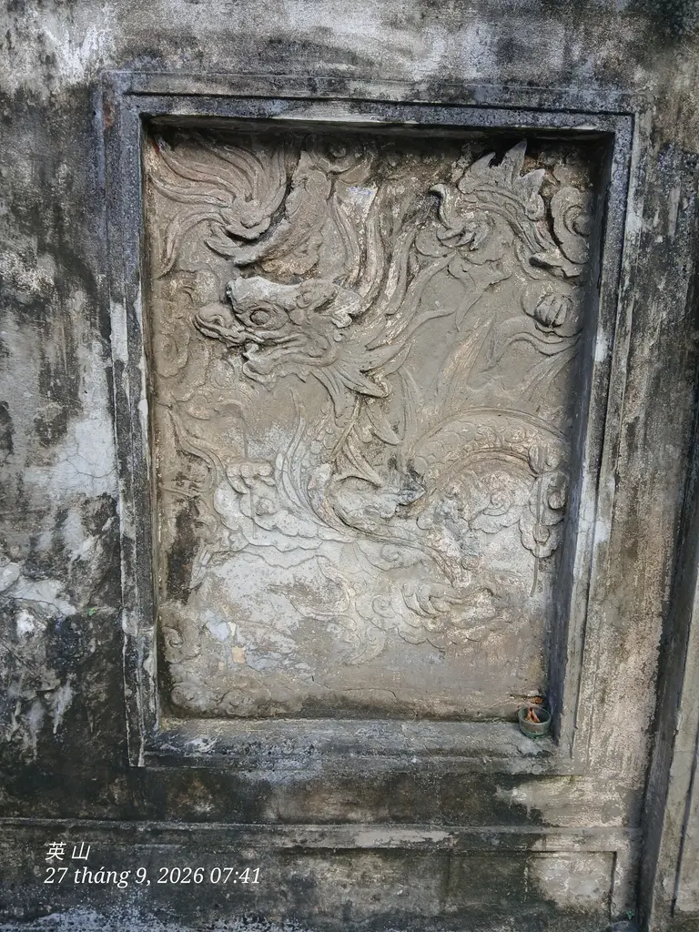 Phù điêu hình ảnh Rồng trên bức bình phong ở quán đá Long Tiên