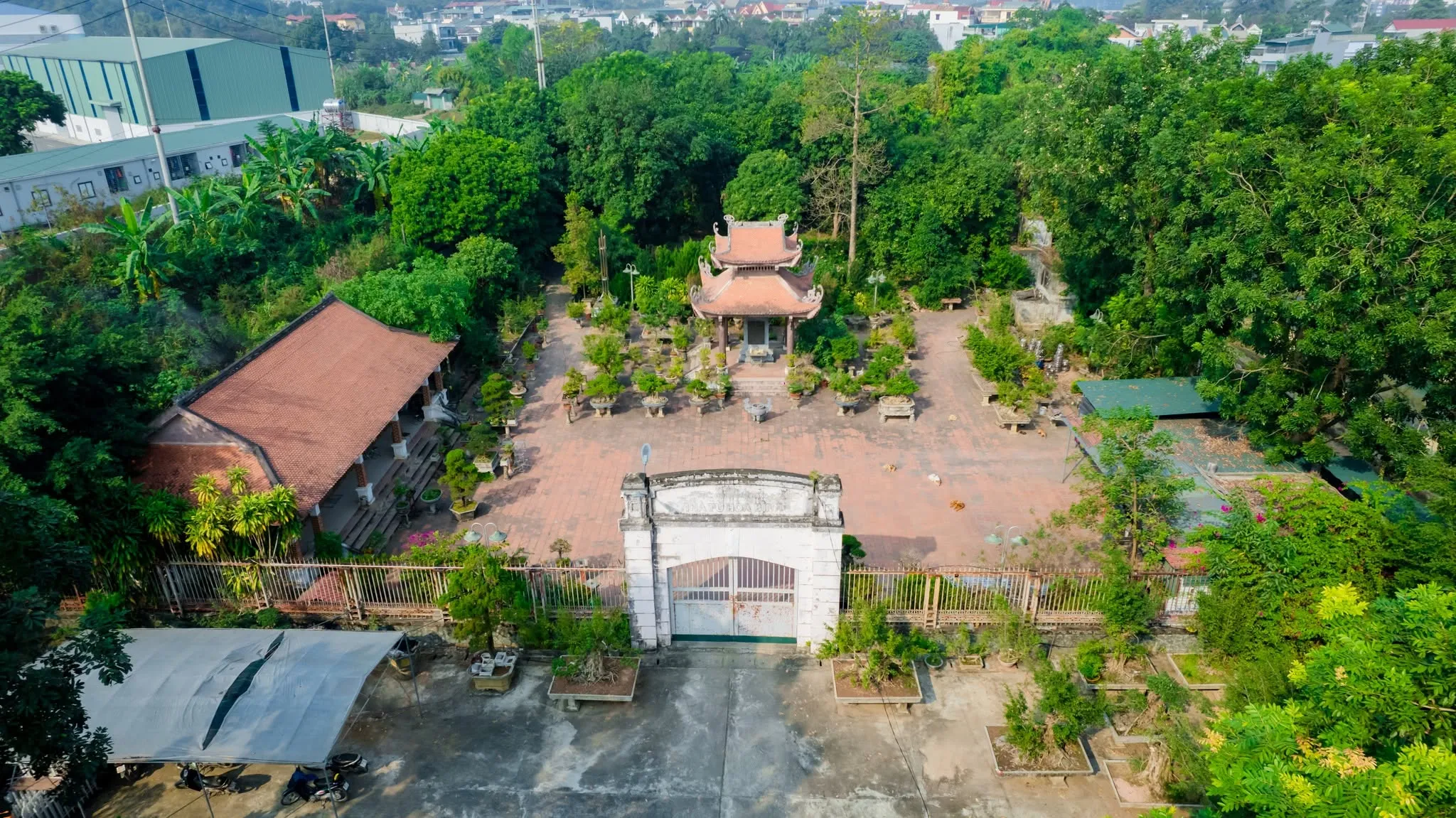 Cảnh quan bên ngoài Nhà Tù Hòa Bình