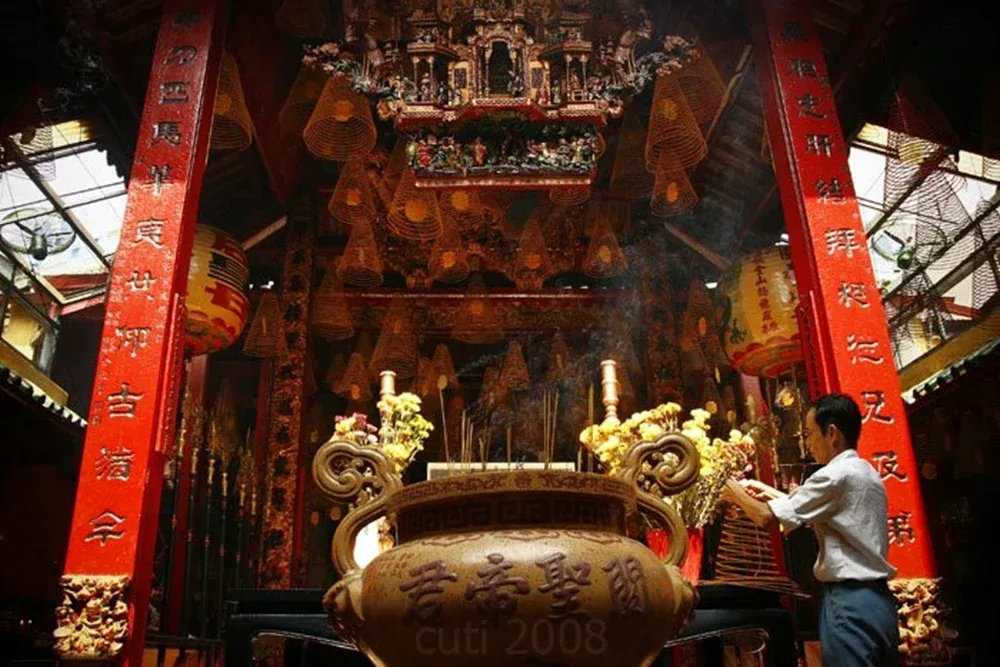 Bên trong Chùa Ông