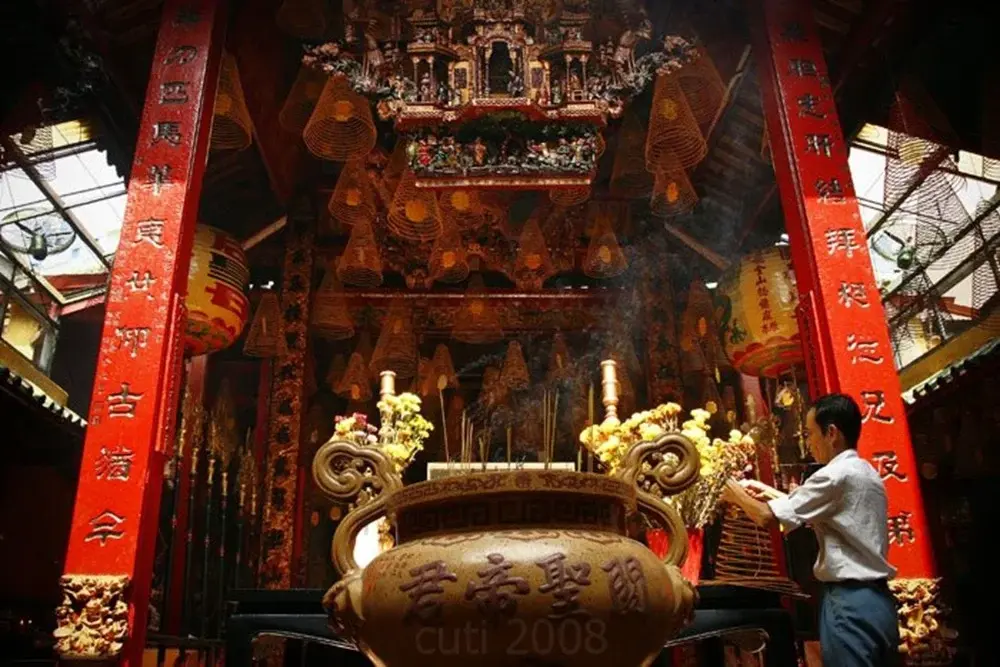 Bên trong Chùa Ông