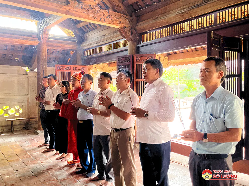 Các đại biểu dâng hương tại Lễ hội Đền Phú Thọ