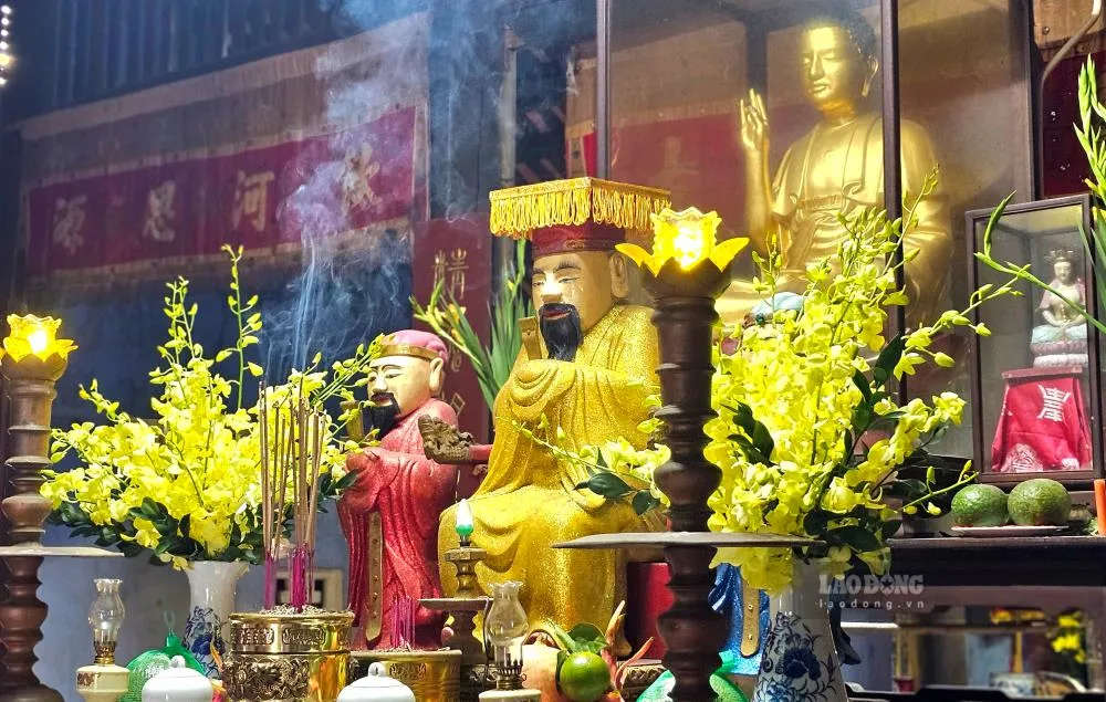 Ban thờ bên trong Chùa Ba Đồn