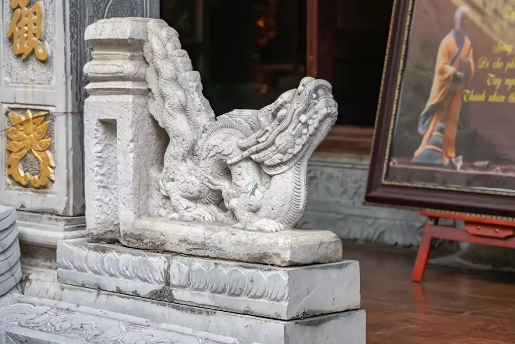 Rồng đá trước Chùa Vân Hồ