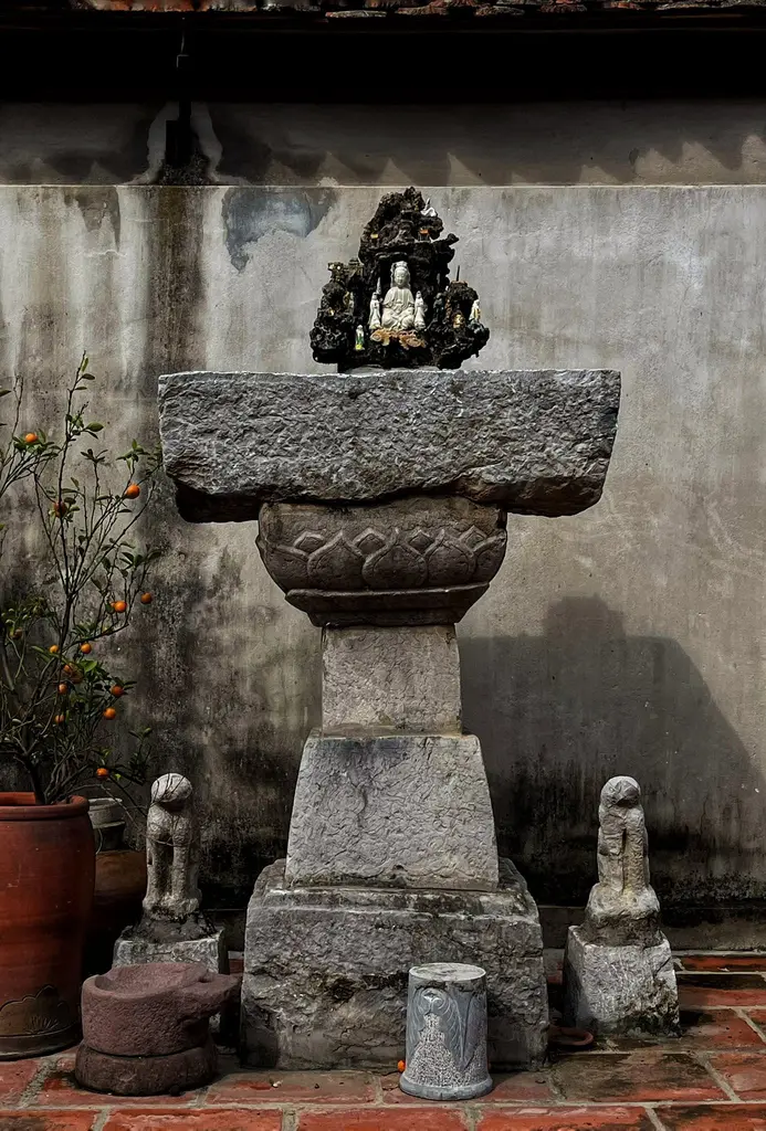 Một góc trong chùa Trăm Gian (Vĩnh Khánh tự)