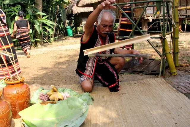 Tái hiện: Nghi lễ cầu khấn thần linh tại Lễ hội mừng lúa mới dân tộc Xơ Đăng