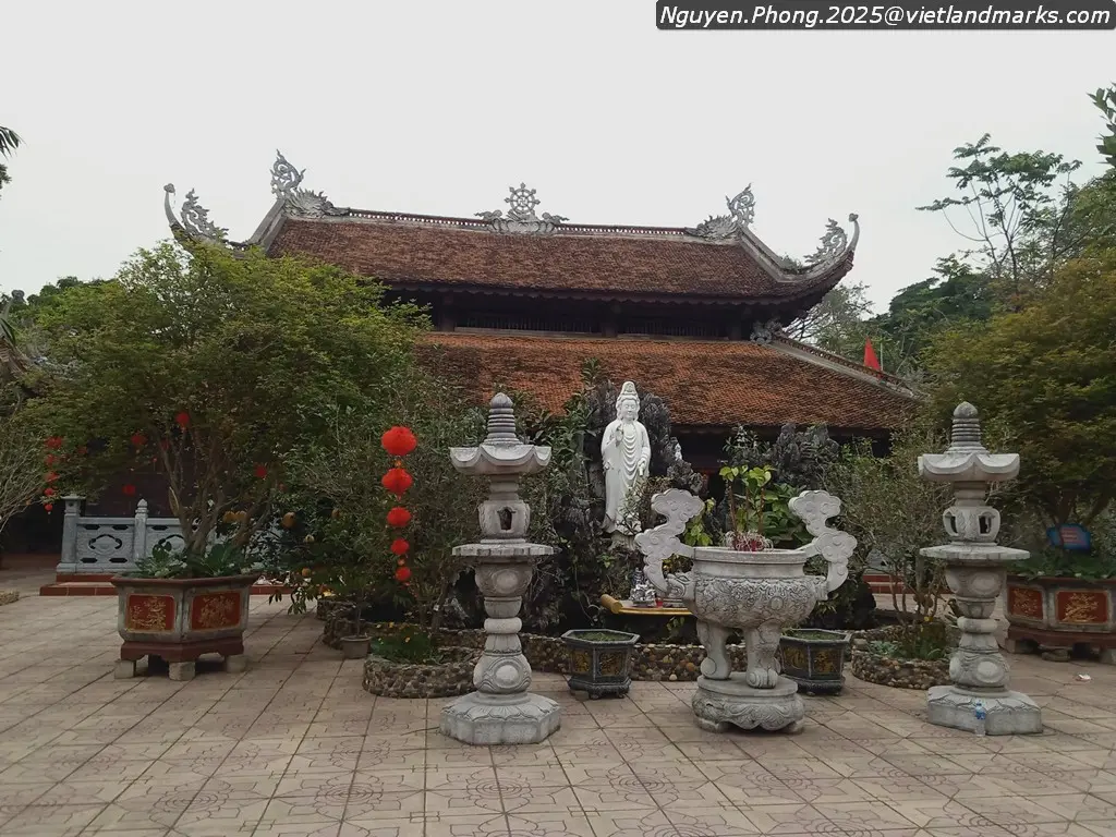 Khuôn viên Chùa Ngãi Cầu