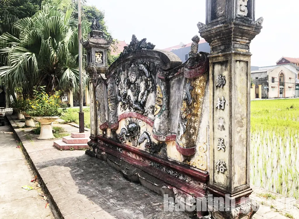 Bức bình phong trước cổng Đình Tiêu Long