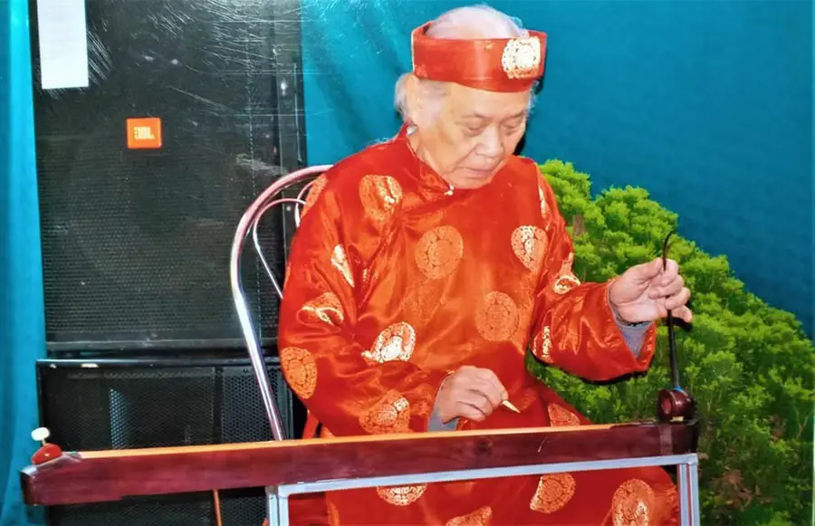NNƯT Ngô Văn Đảm say sưa với cây đàn bầu