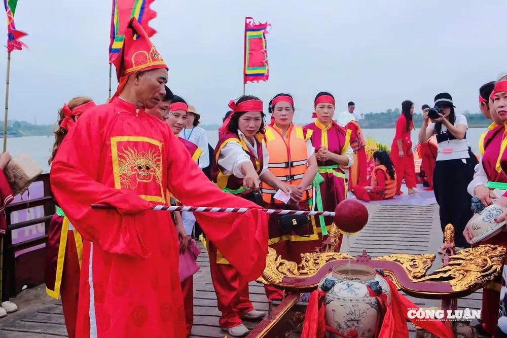 Lễ rước nước tại Lễ hội Chử Đồng Tử - Tiên Dung