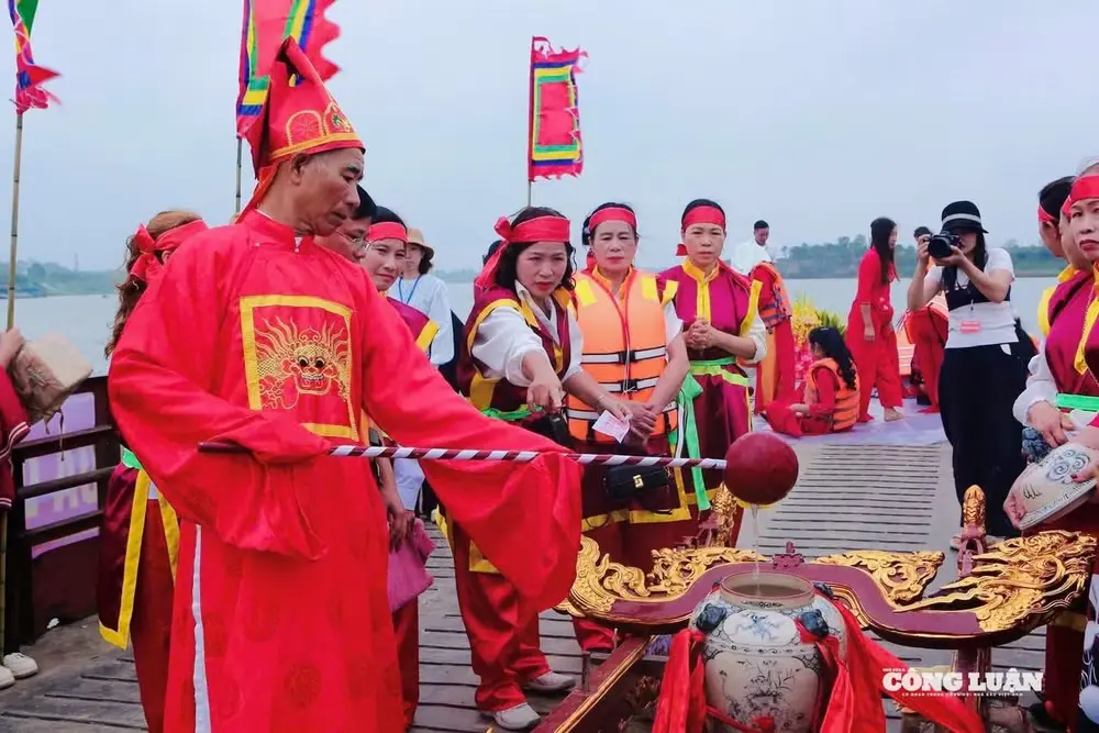 Lễ rước nước tại Lễ hội Chử Đồng Tử - Tiên Dung