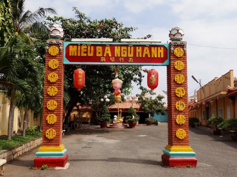Cổng vào Miếu Bà tại Khu di tích Đình Thắng Tam