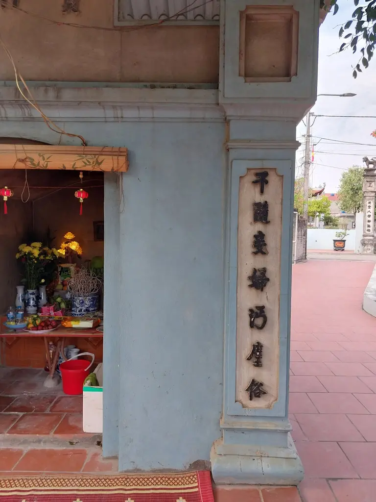 Đôi câu đối trước cửa Đền Đậu