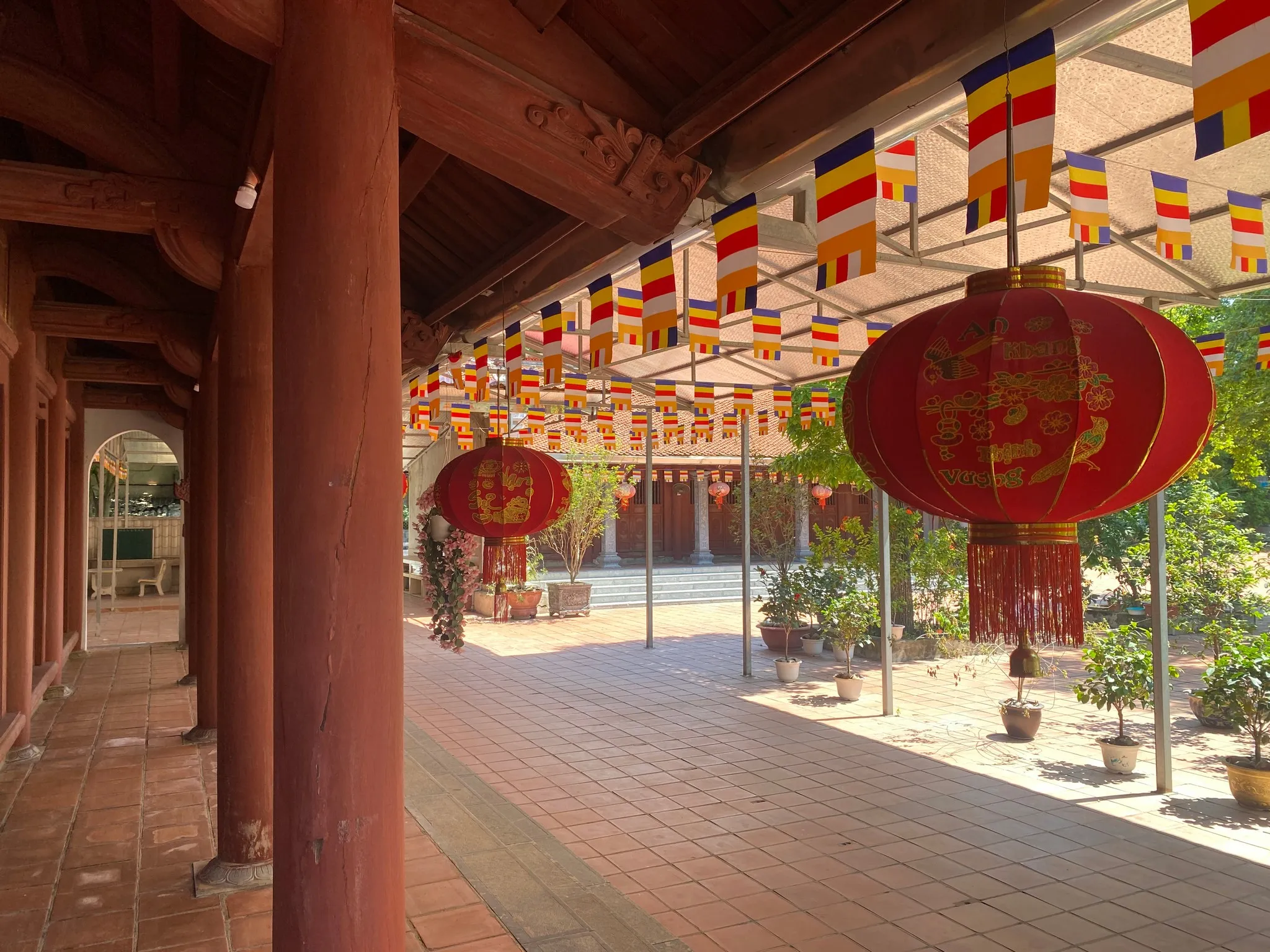 Hành lang chùa Lưu Bái