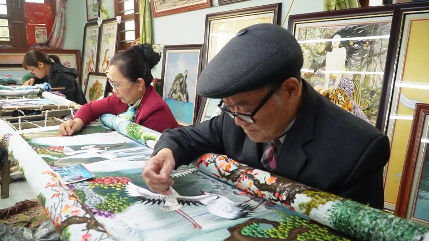 Nghệ nhân làng nghề Xuân Nẻo tỉ mỉ trong từng đường kim, mũi chỉ