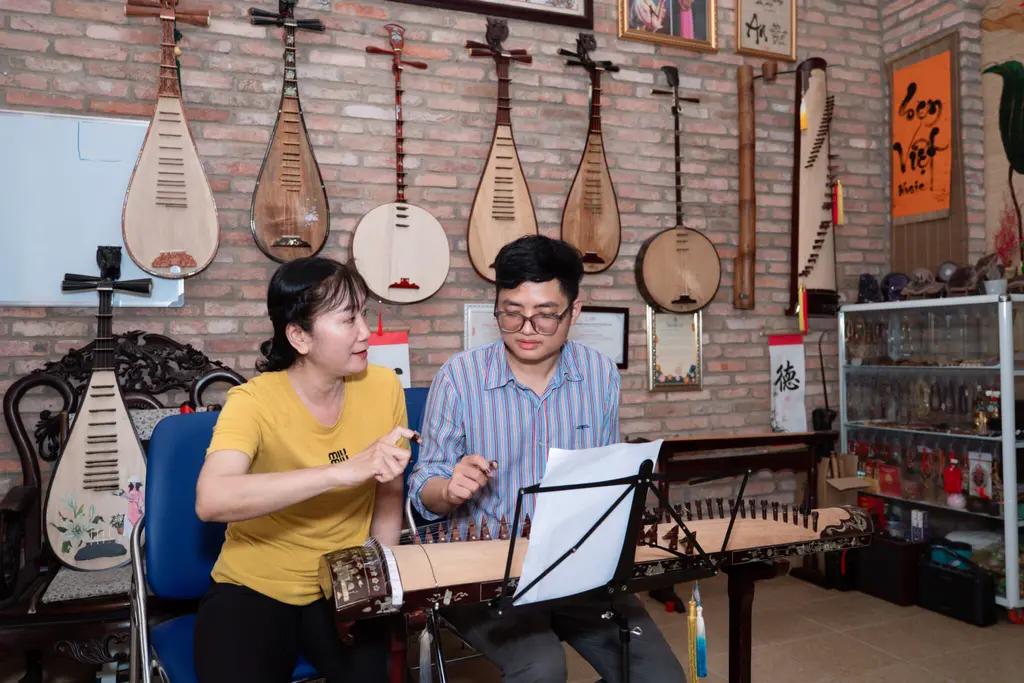Nghệ nhân Cẩm Thủy dạy học viên tại Trung tâm Sen Việt Music