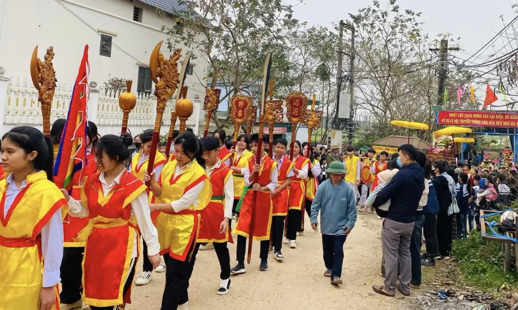 Lễ rước tại Lễ hội đền Nhà Bà