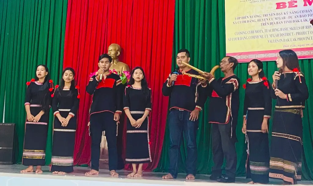 Nghệ nhân Y Jam Êban cùng học viên lớp diễn xướng trình bày kết quả học tập tại lễ bế mạc 