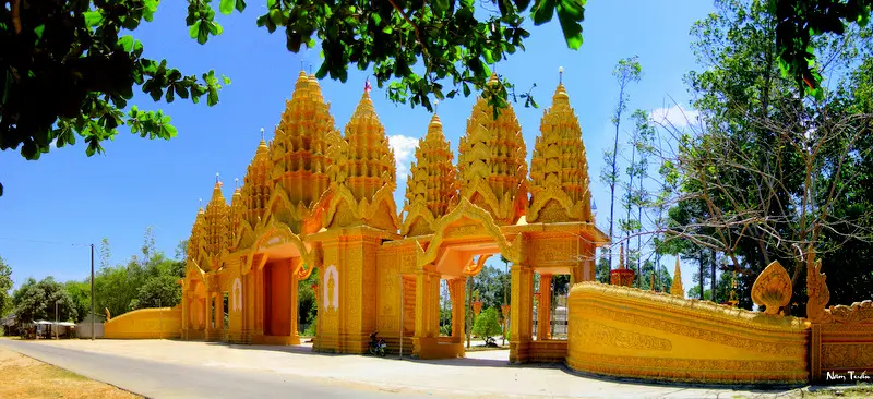 Cổng Chùa Vàm Ray
