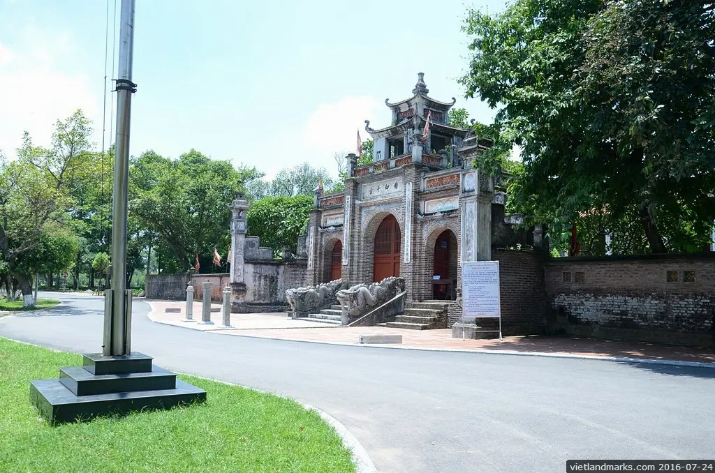 Cổng Di tích Cổ Loa