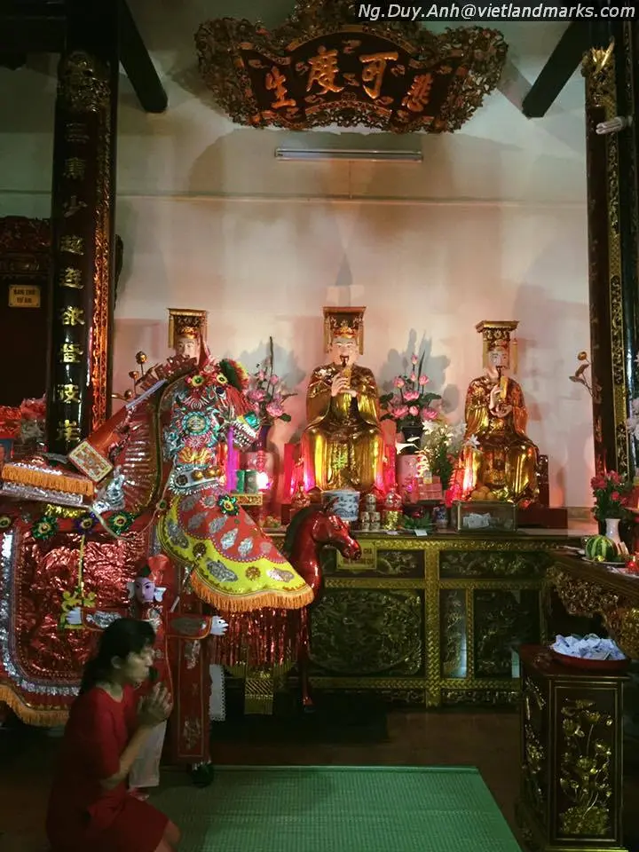 Gian thờ bên trong Chùa Xã Đàn