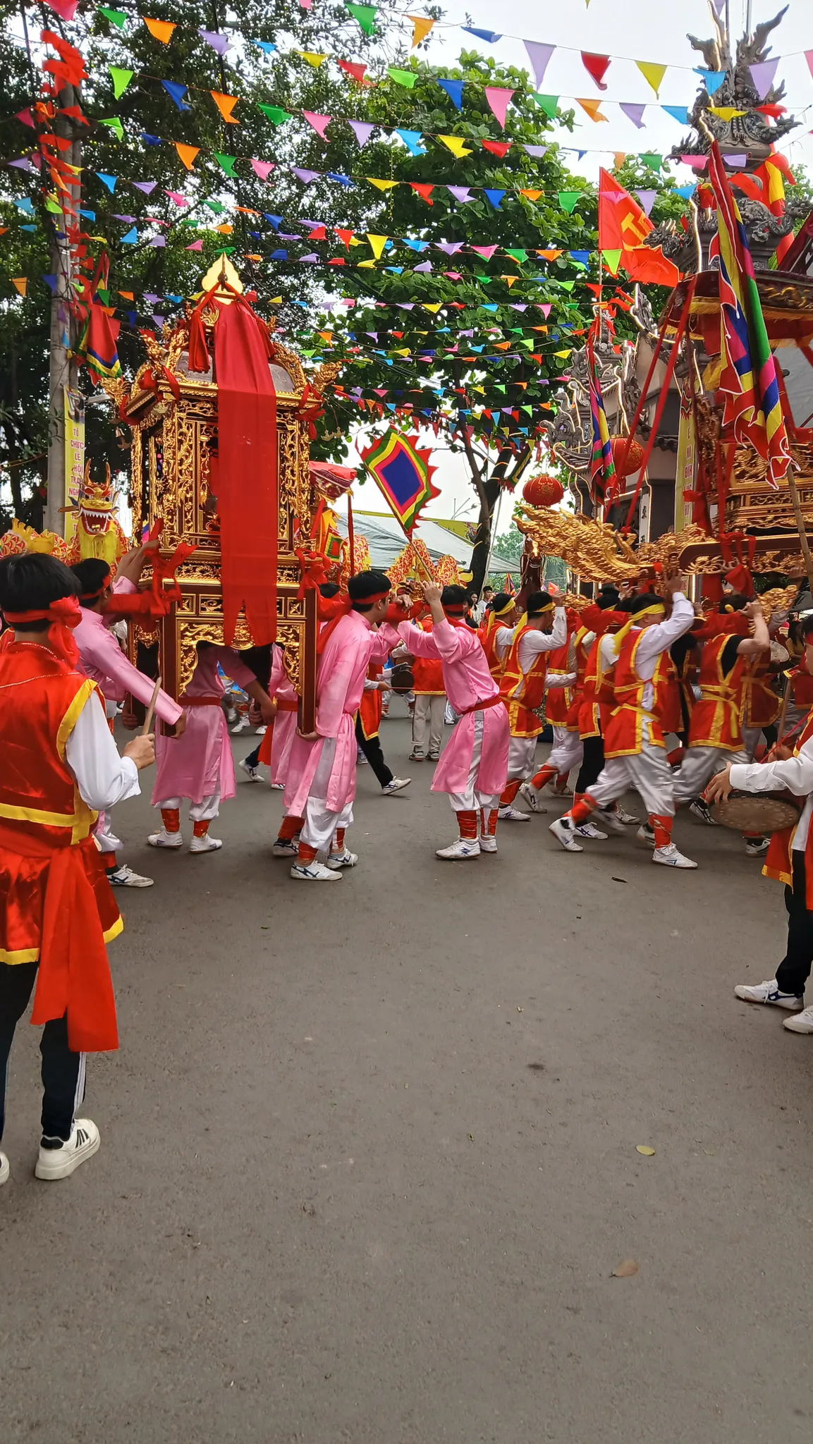 Rước kiệu trong lễ hội làng Thái Hòa