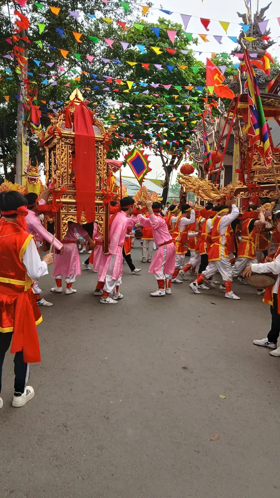 Rước kiệu trong lễ hội làng Thái Hòa