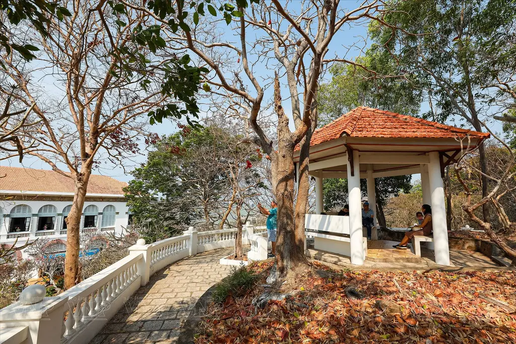 Chòi Bát Giác trên núi Bạch Dinh