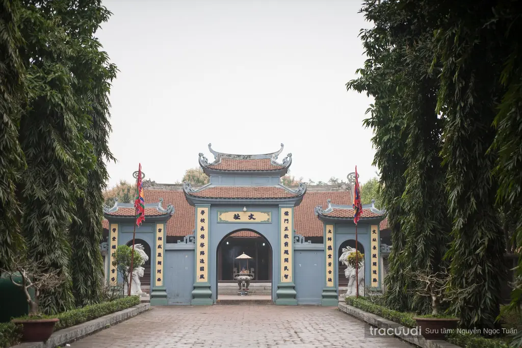 Lối và cổng tam quan Đền Đô