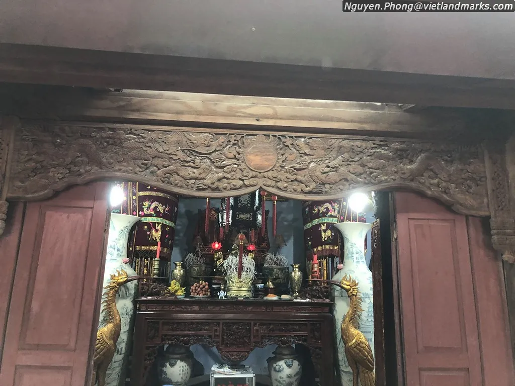 Phía trước Nhà thờ Ôn Như Hầu Nguyễn Gia Thiều