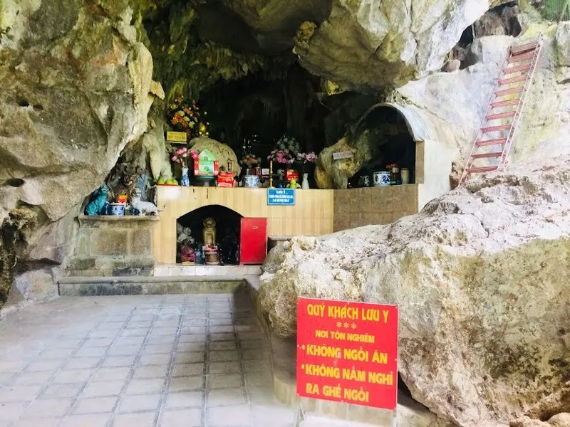 Không gian tâm linh bên trong động tại Khu di tích Chùa Hương