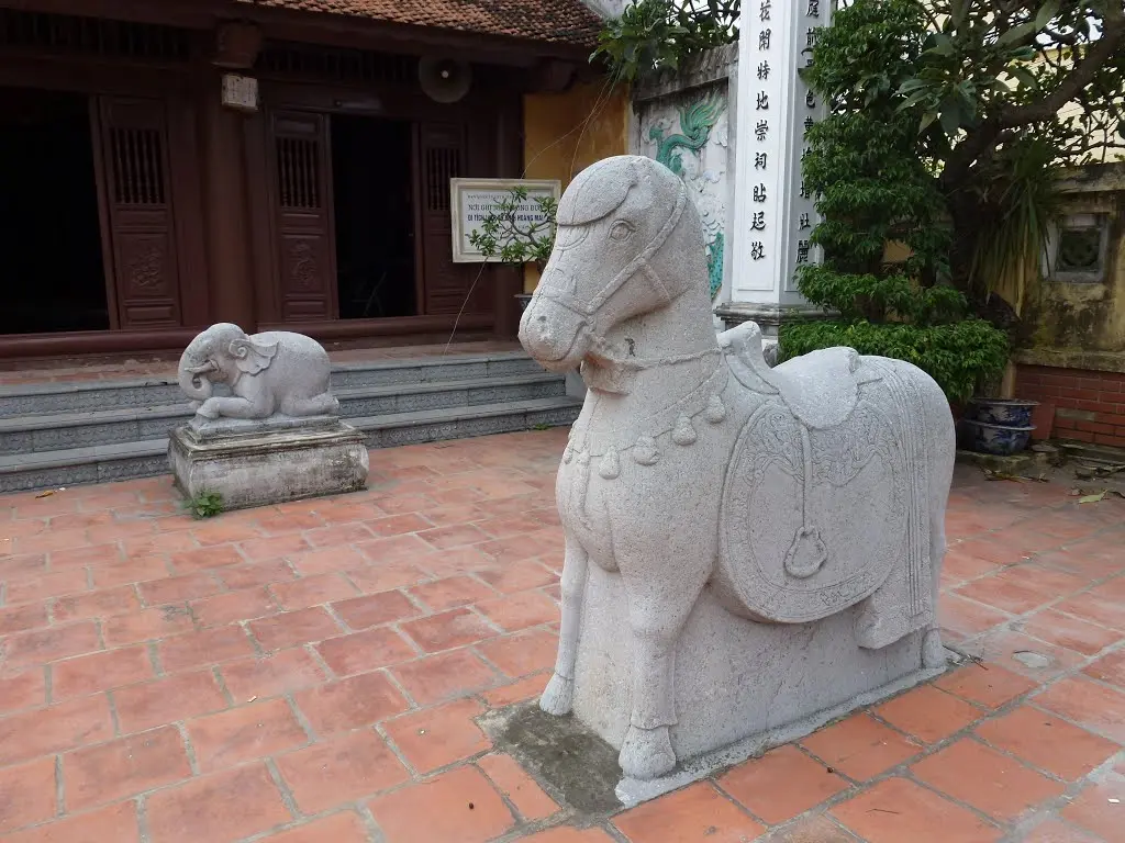 Tượng ngựa và voi đá tại Đình Hoàng Mai