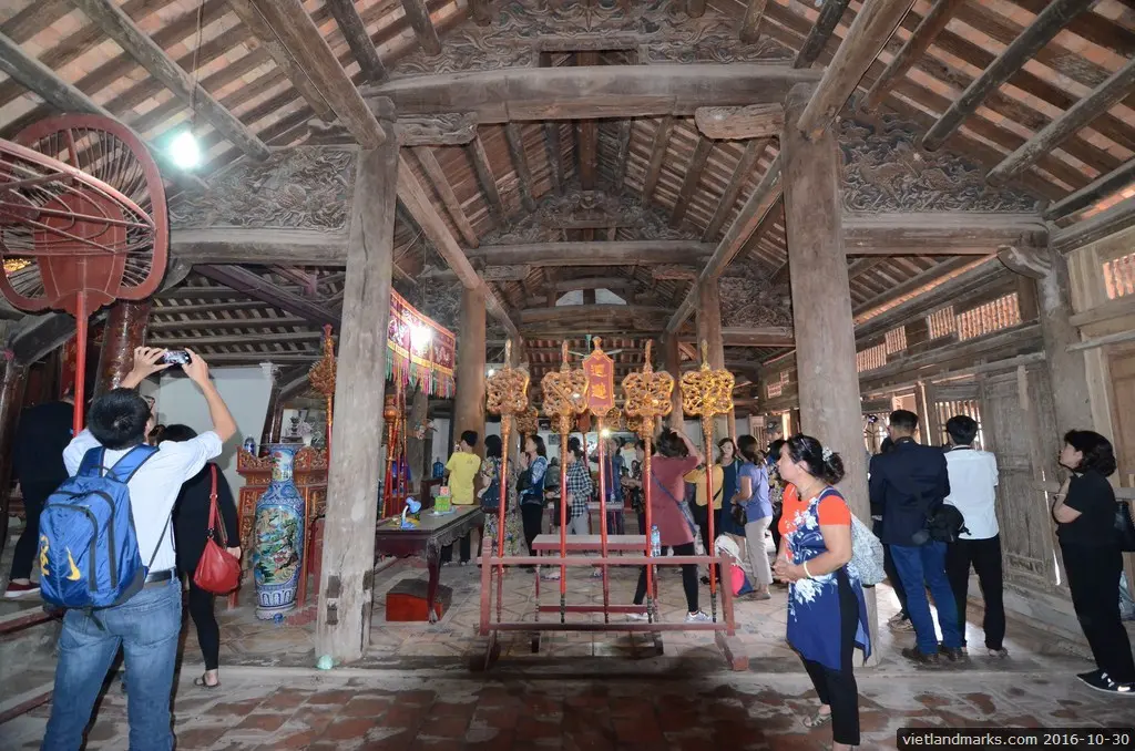 Bên trong Đình Mỹ Lộc