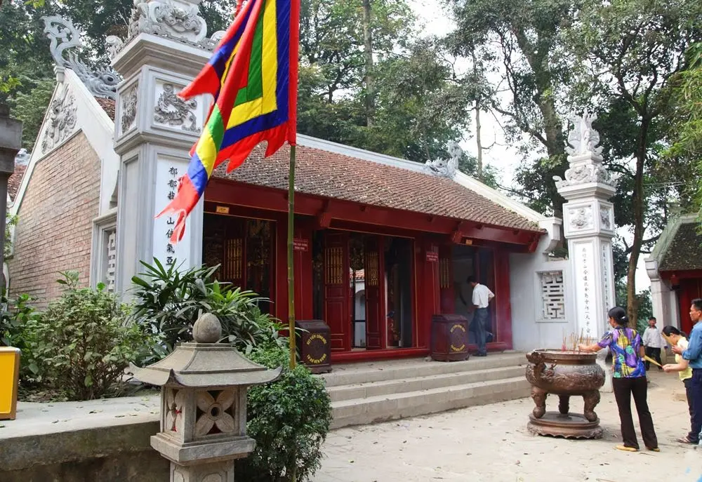 Cảnh quan Đền Trung