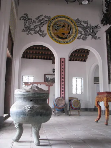 Không gian bên trong Đền Đồng Xâm