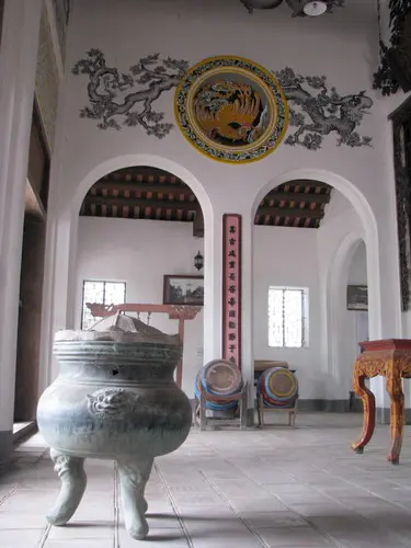 Không gian bên trong Đền Đồng Xâm