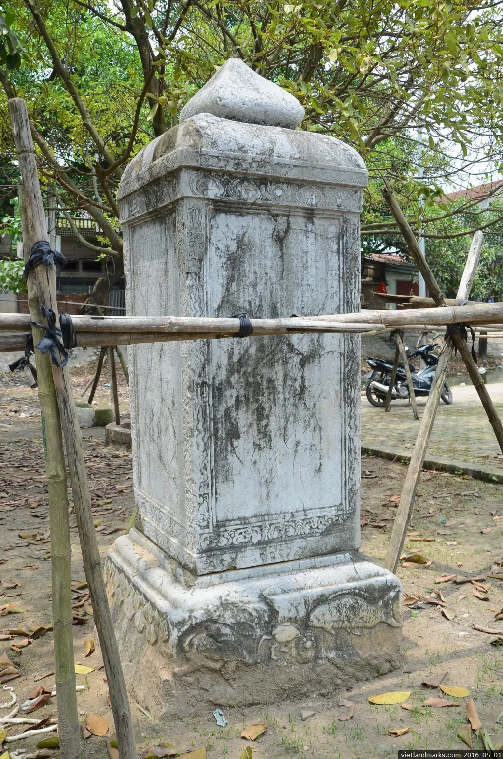Bia đá hình chữ nhật tại Chùa Thổ Hà