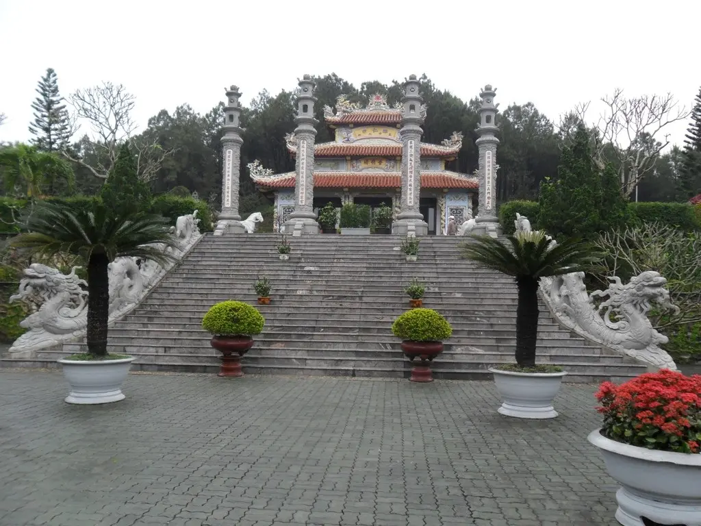 Lối lên Đền Huyền Trân