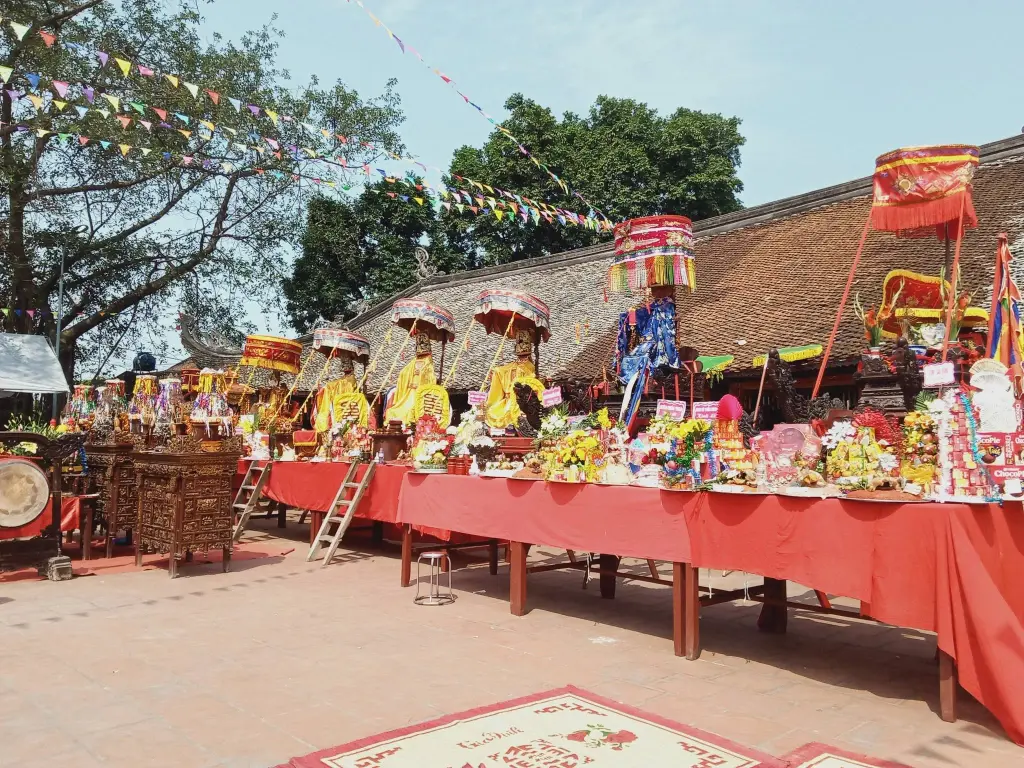 Kiệu Thánh Tam Vị Thành Hoàng Đại Vương tại Hội đình Miêng Hạ