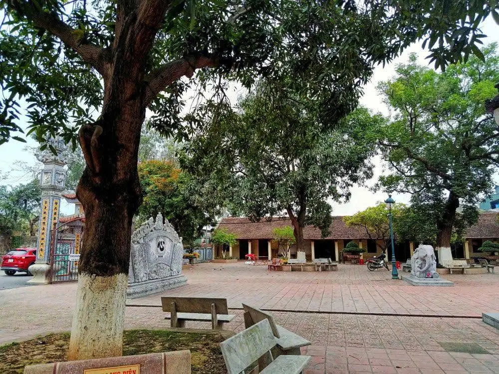 khuôn viên Đền Rồng