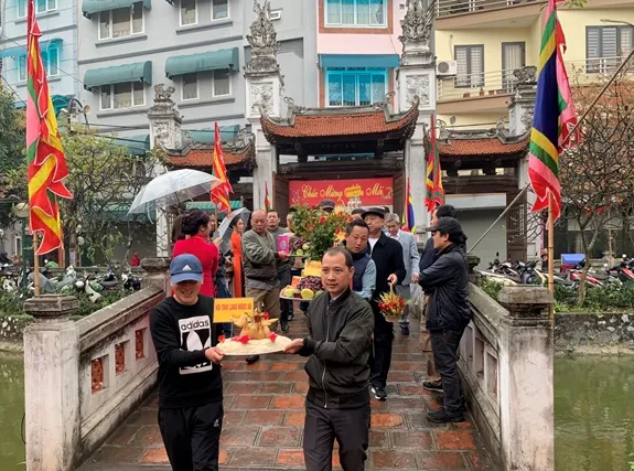 Người dân nhộn nhịp chuẩn bị vật phẩm cúng tại Hội đình Ngọc Hà