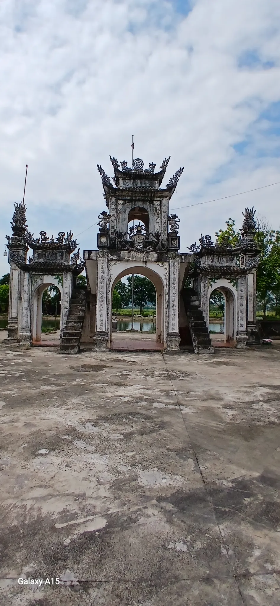Hoa Nghiêm Tự, Nghi Môn khi nhìn từ sân chua ra