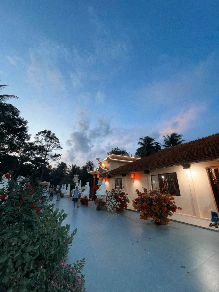 Không gian cảnh quan tại Chùa Oai Linh