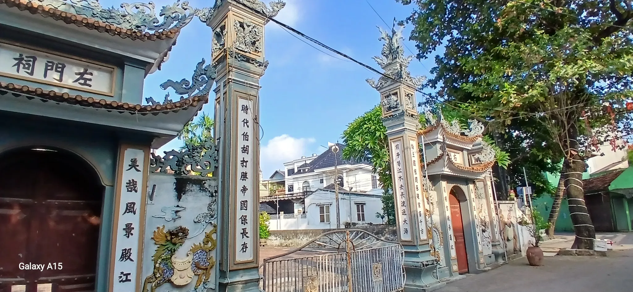 Toàn cảnh cổng đình Giang Chính