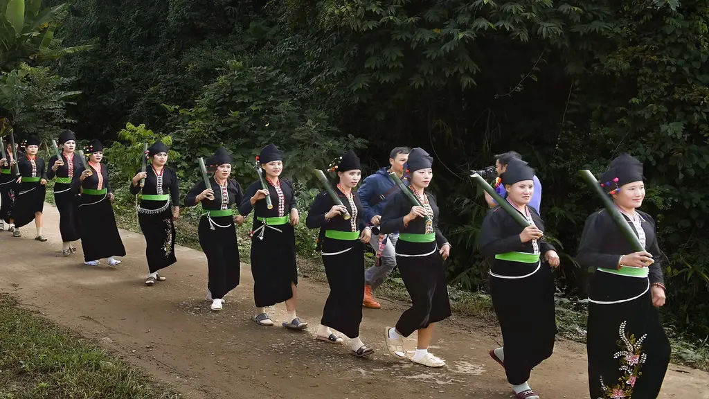Ngày Tết Mìn Loóng, mọi người đều dậy sớm ra suối tắm gội và lấy nước mang về