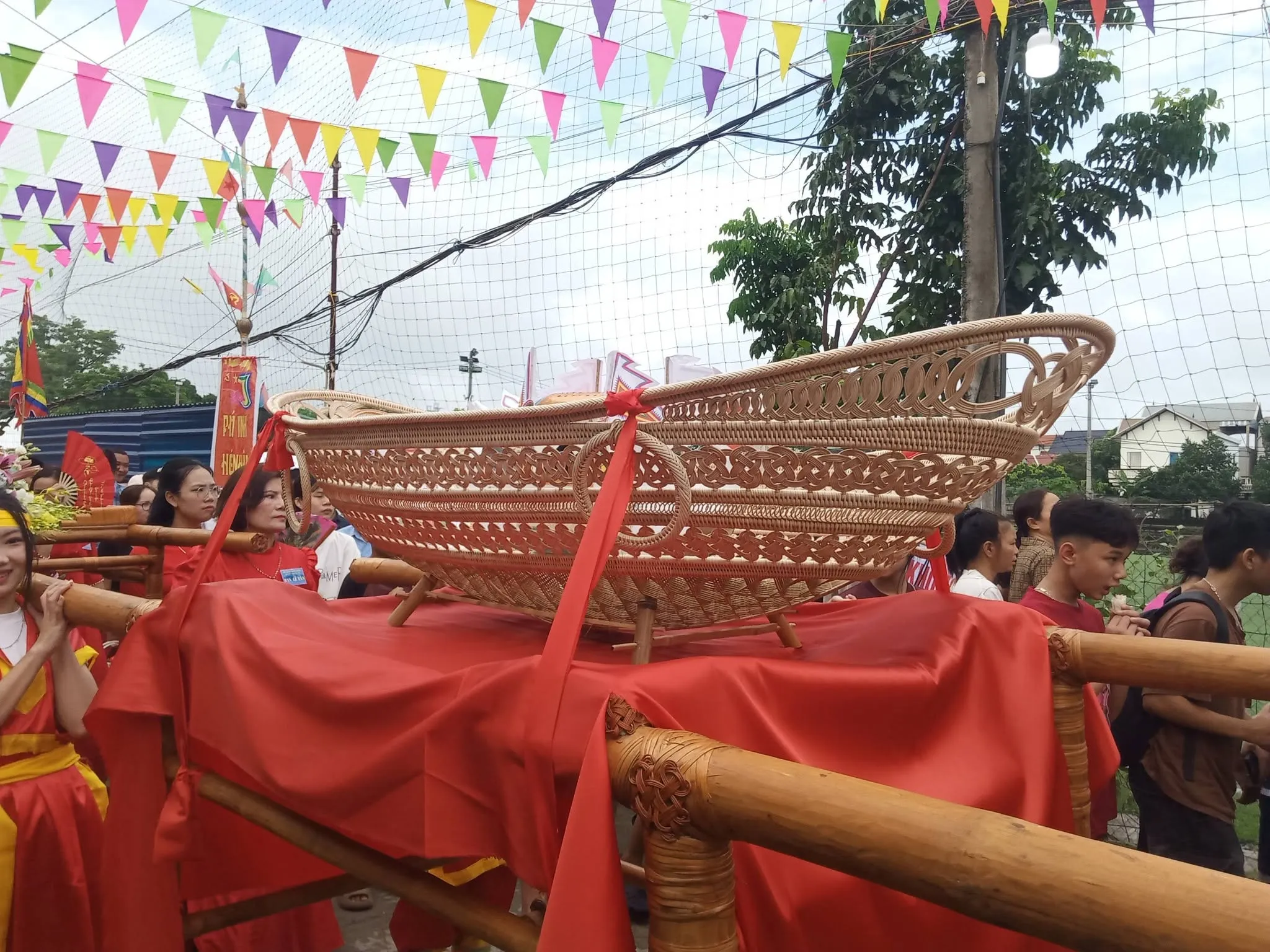 Kiệu rước hội đình làng Phú Vinh 8/2026