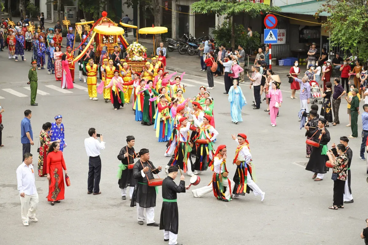 Đoàn rước Hội làng Lệ Mật