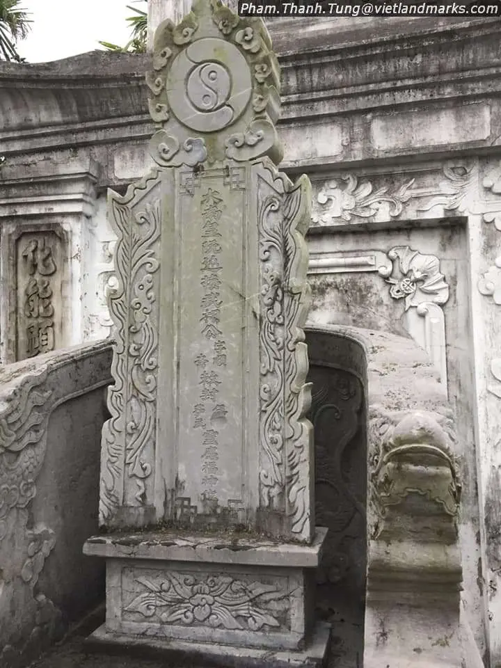 Bài vị bằng đá tại Lăng quận công Vũ Công Chấn