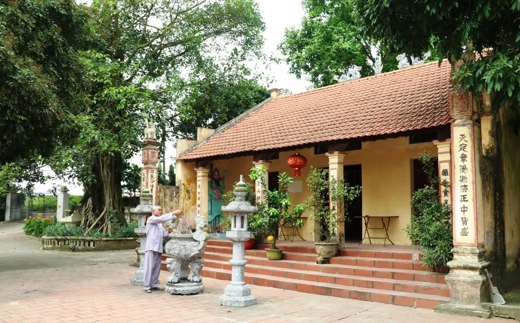 Cảnh quan Đền và bến Chương Dương
