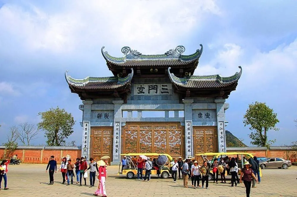 Chiêm ngưỡng cổng tam quan chùa Bái Đính