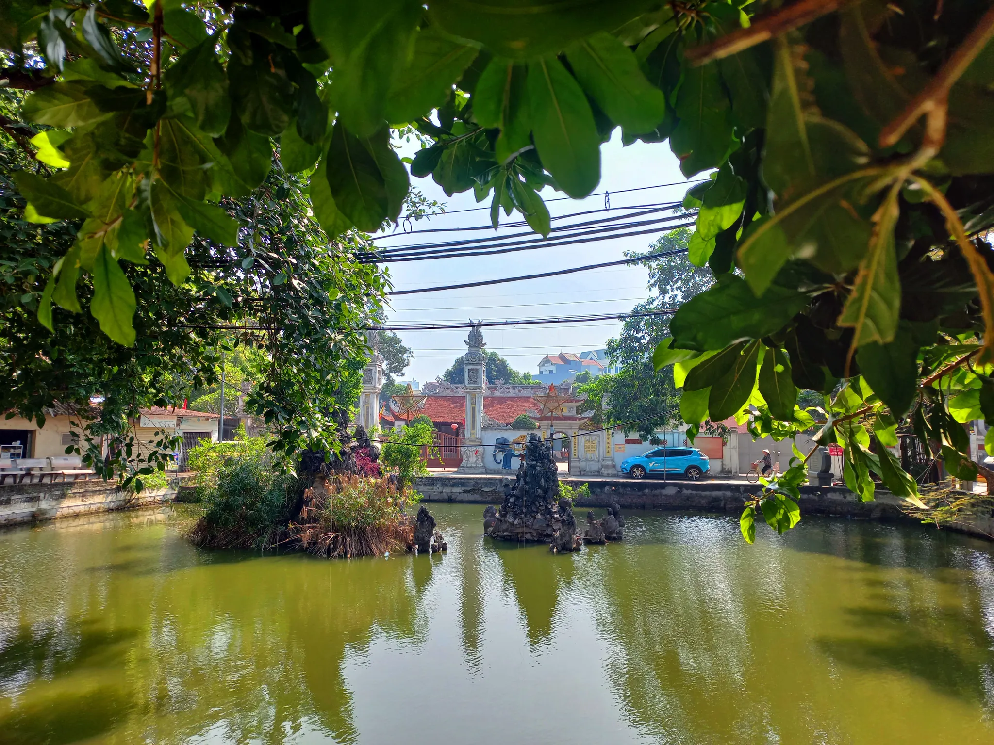 Đình Miêu Nha nhìn từ bên bờ hồ